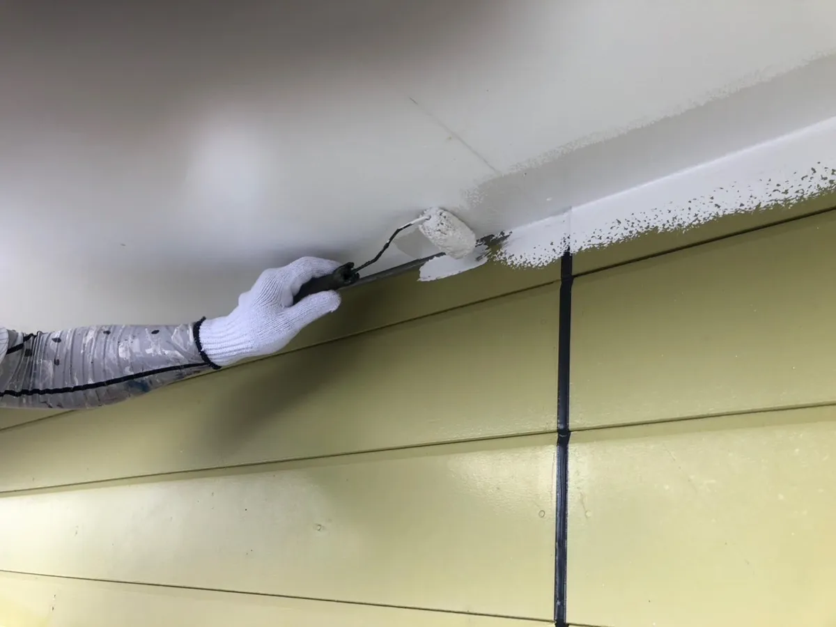 佐賀市　外壁塗装　屋根塗装　塗るばい　サニー建設商事　木原　2022年9月29日　軒下天井　1回目塗装
