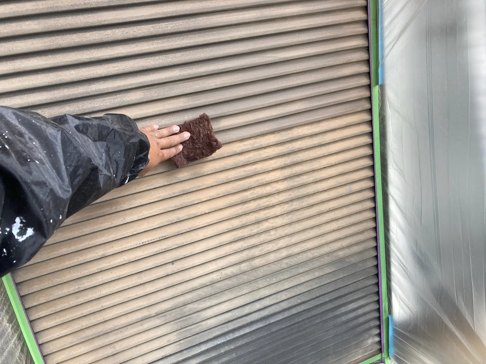 佐賀市　外壁塗装　屋根塗装　サニー建設商事　塗るばい　鍋島町　八戸　10月18日　雨戸　ケレン