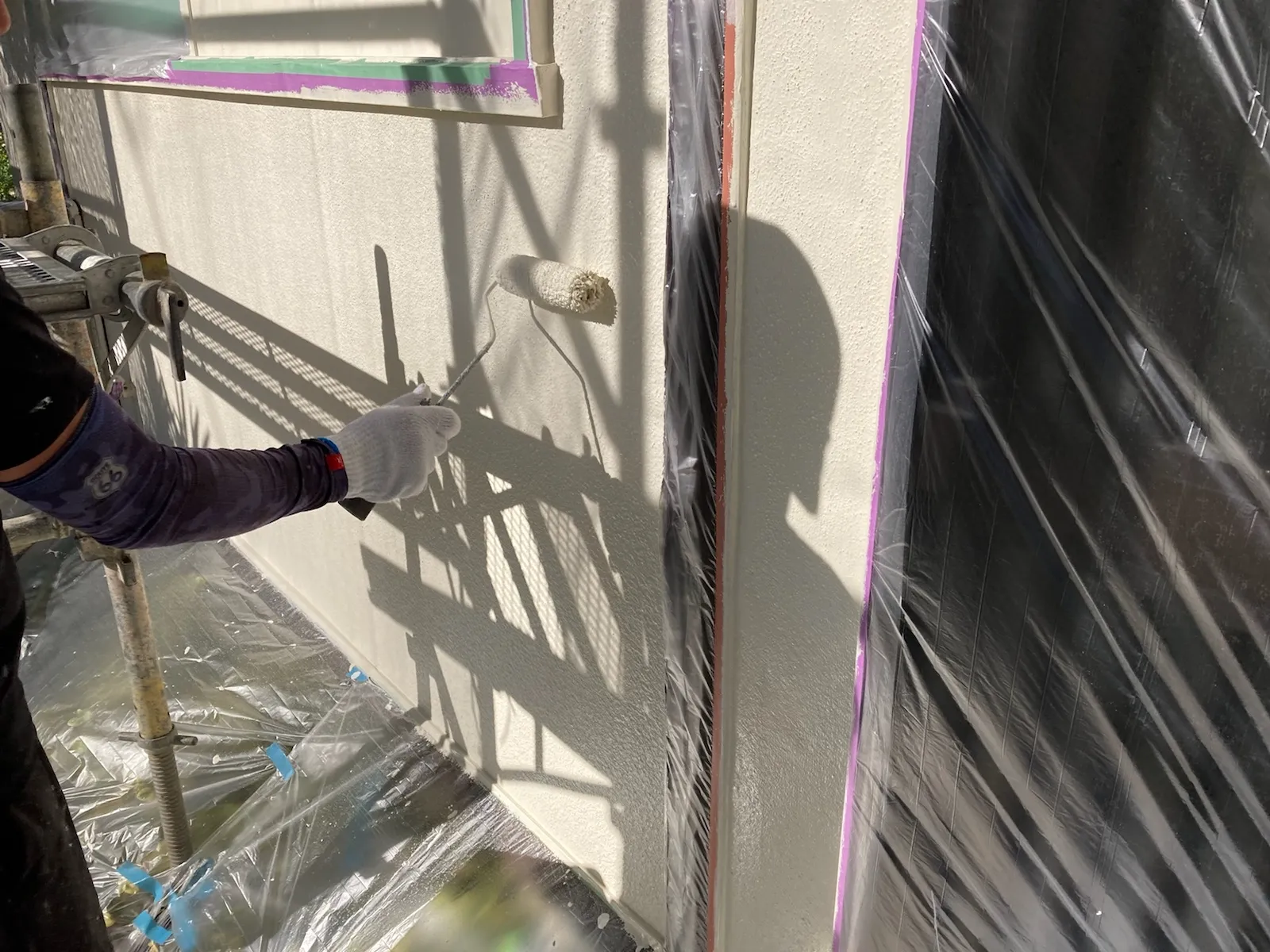 佐賀市　外壁塗装　屋根塗装　サニー建設商事　塗るばい　鍋島町　八戸　10月14日　外壁　下塗り