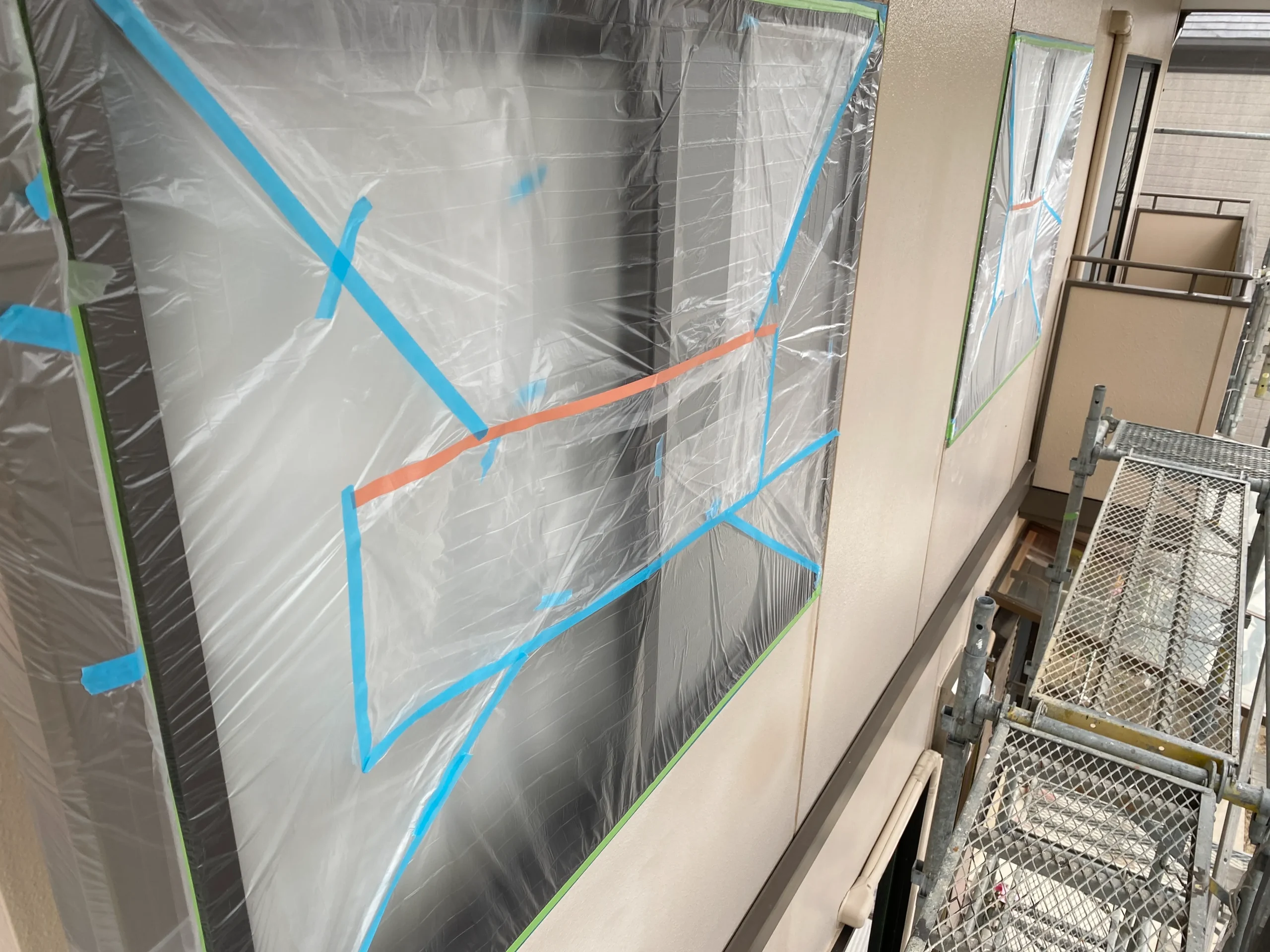佐賀市　外壁塗装　屋根塗装　サニー建設商事　塗るばい　新生　2023年4月14日　窓サッシ　養生