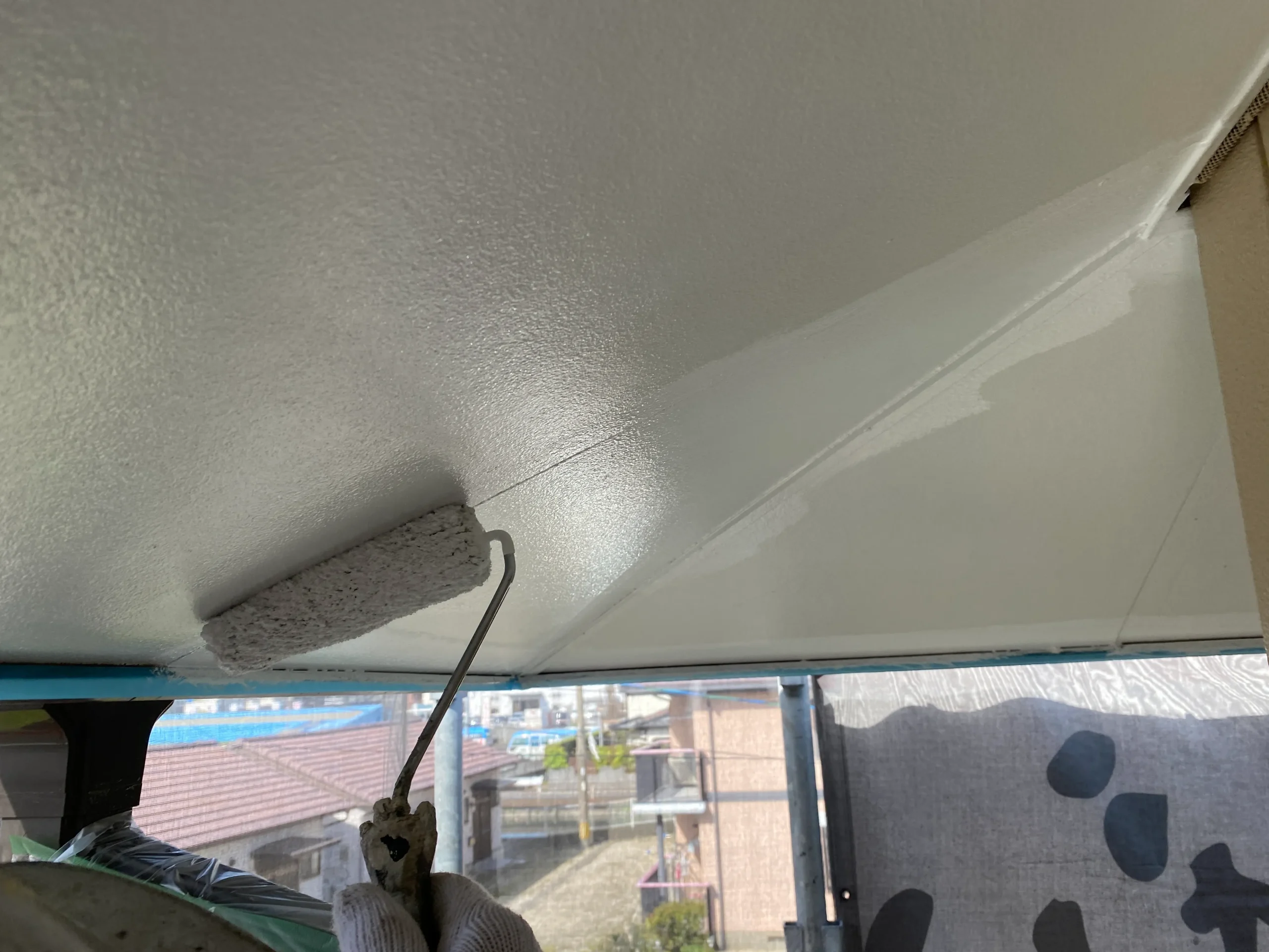 佐賀市　外壁塗装　屋根塗装　サニー建設商事　塗るばい　新生　2023年4月17日　軒下天井　1回目塗装