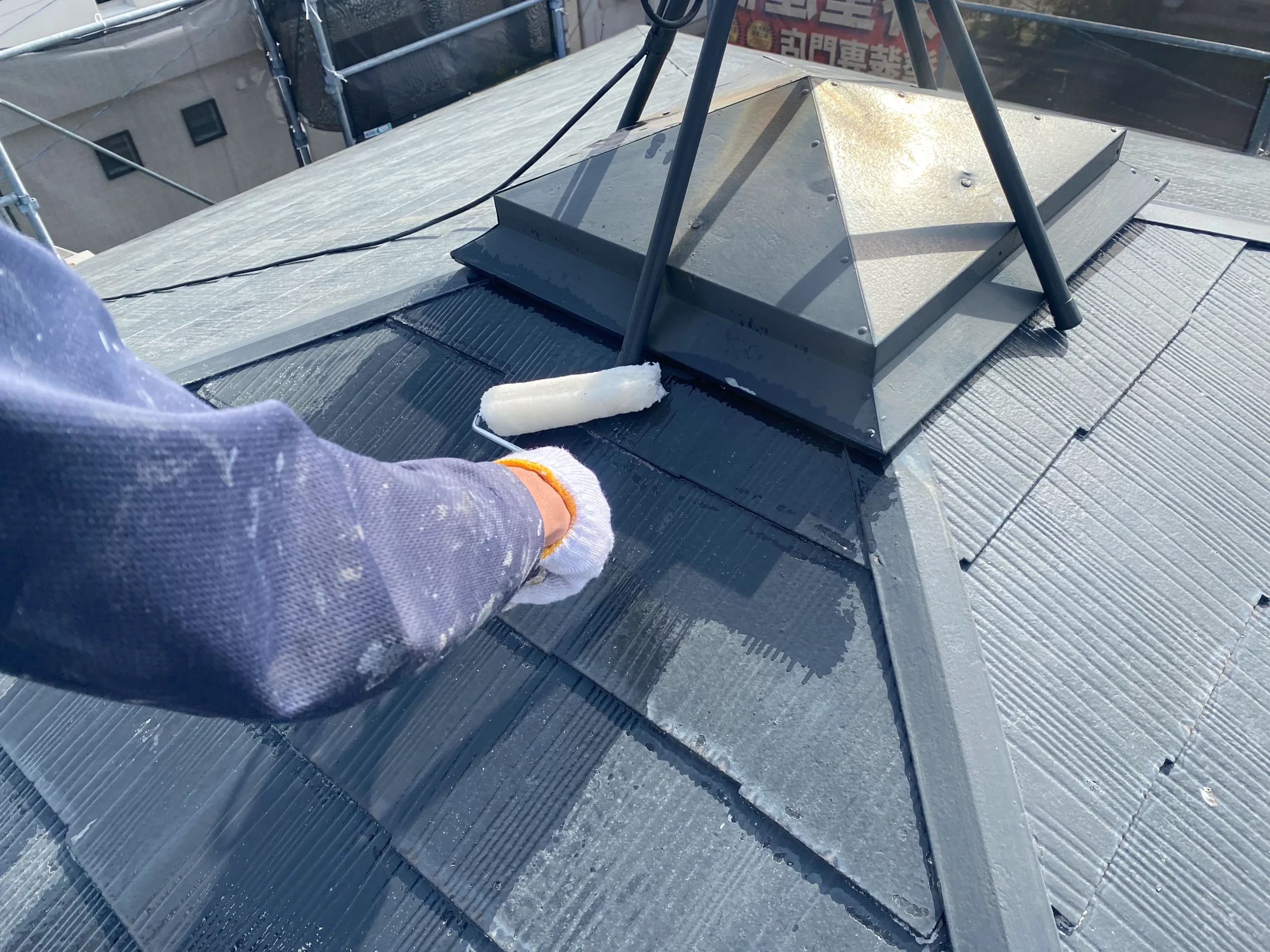 佐賀市　外壁塗装　屋根塗装　サニー建設商事　塗るばい　新生　2023年4月17日　屋根　下塗り