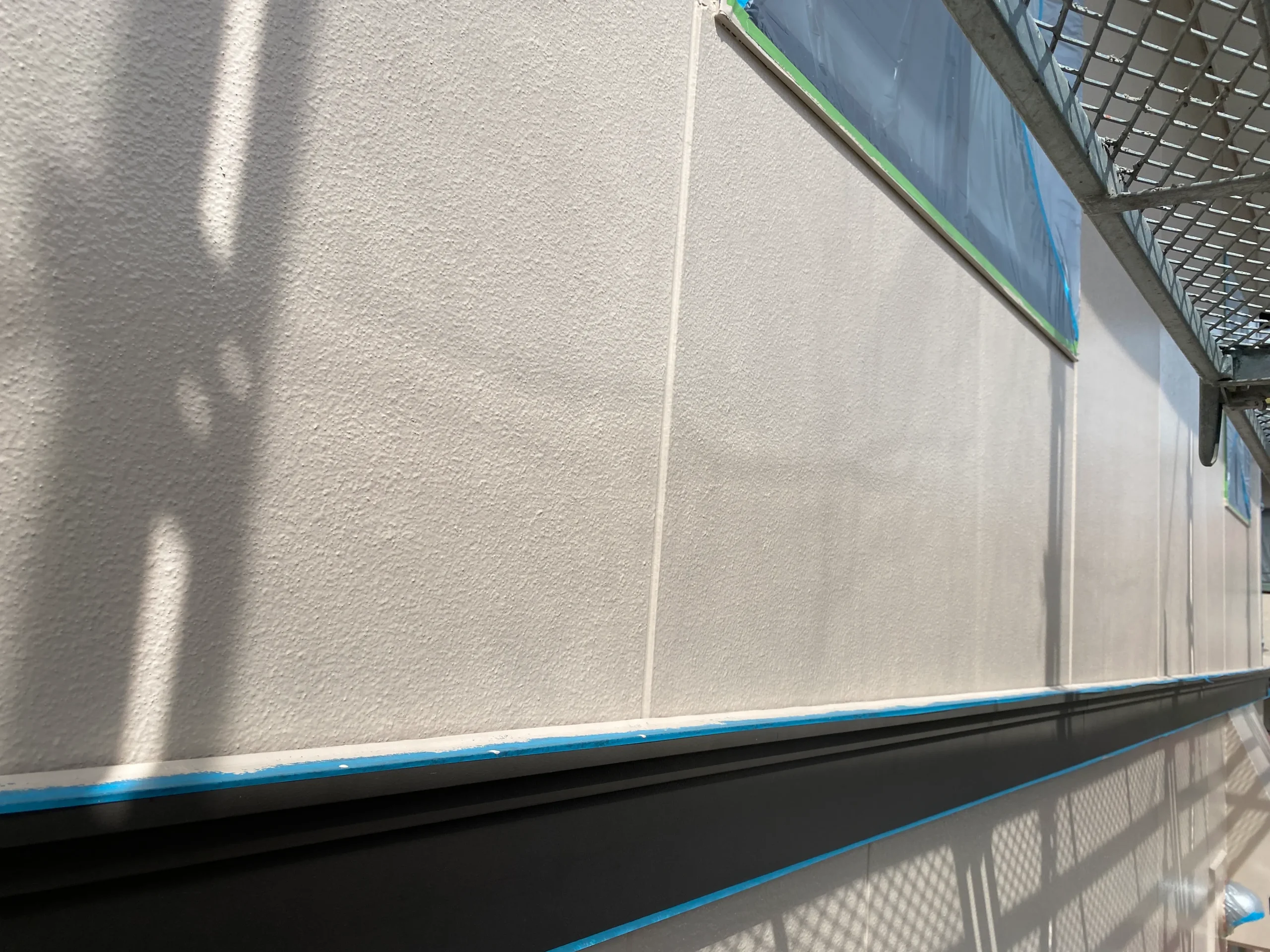 佐賀市　外壁塗装　屋根塗装　サニー建設商事　塗るばい　新生　2023年4月18日　外壁　上塗り