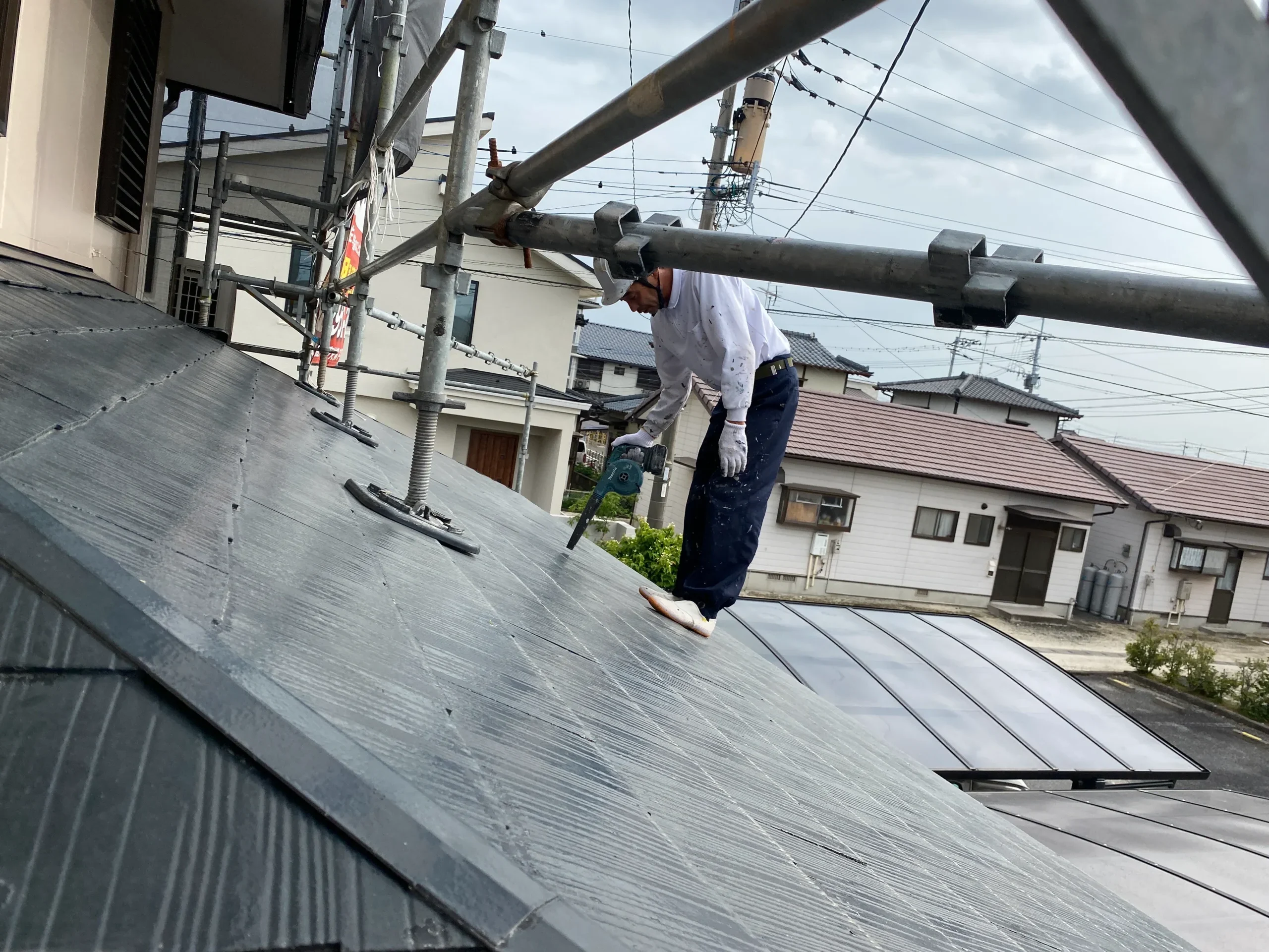 佐賀市　外壁塗装　屋根塗装　サニー建設商事　塗るばい　新生　2023年4月21日　屋根　掃除