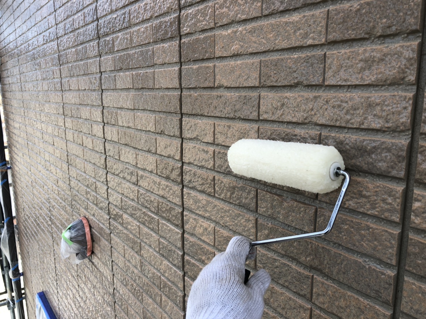 外壁塗装　佐賀　外壁　サイディングボード　塗装　中塗り