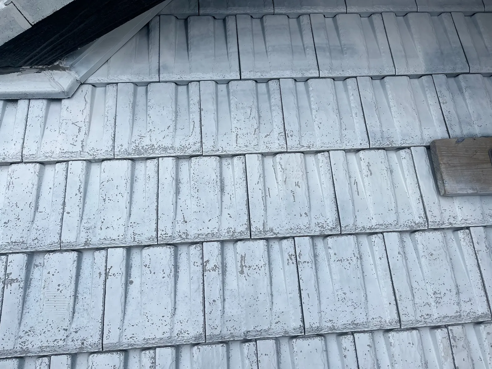 佐賀市　外壁塗装　屋根塗装　サニー建設商事　塗るばい　小城市　小城町　2022年11月24日　屋根　下塗り